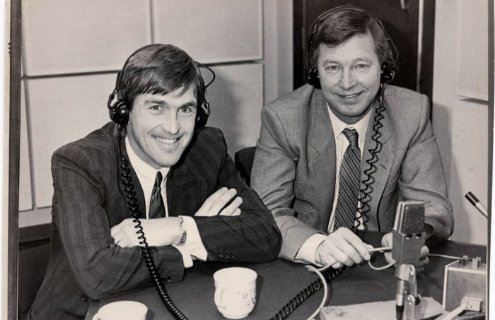 Sự hòa bình 1: HLV Dalglish (trái) và Sir Alex Ferguson trong một chương trình radio năm 1986.